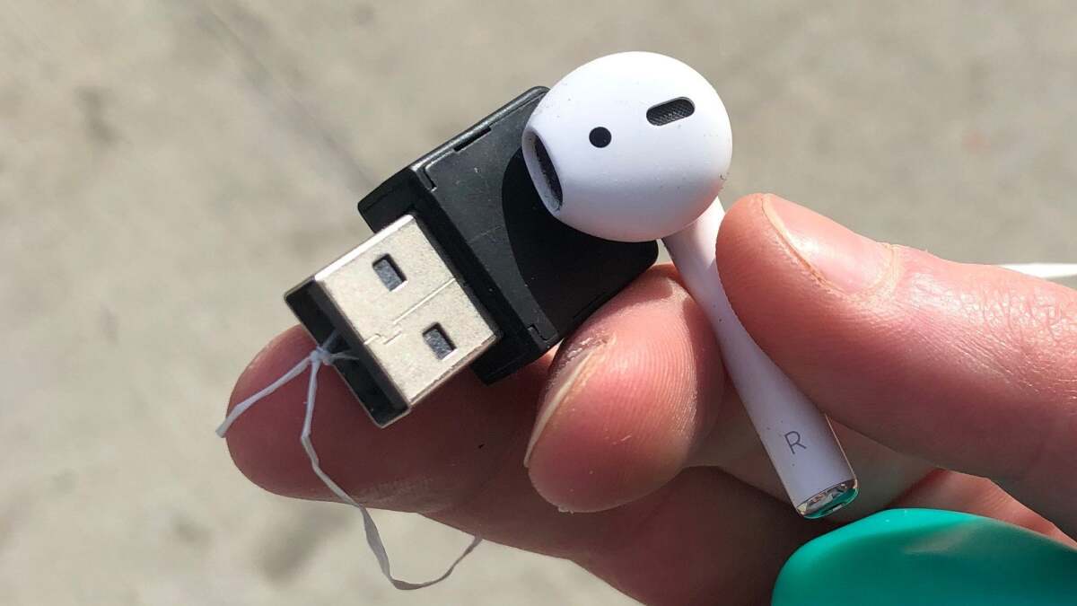 Juul 充電器とフロスを使って倒れた AirPod を救出する