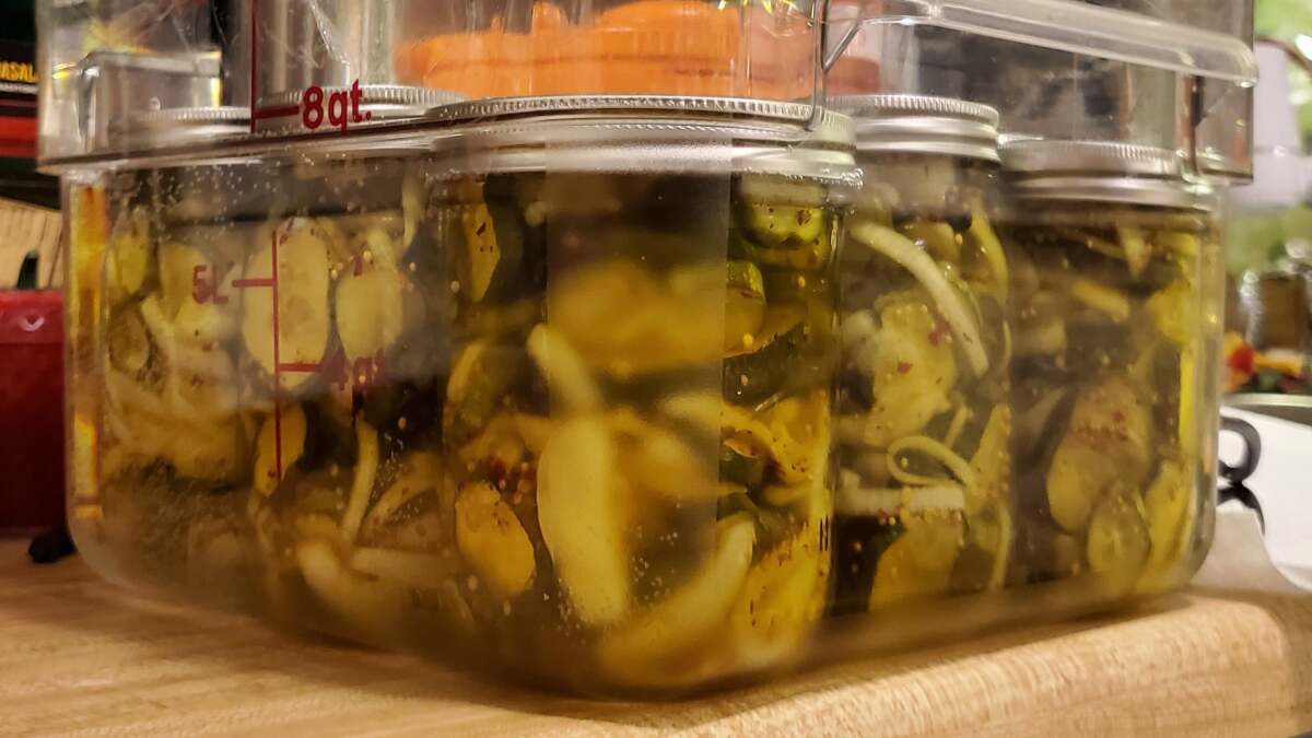 真空サーキュレーターを使ってピクルスを缶詰にする