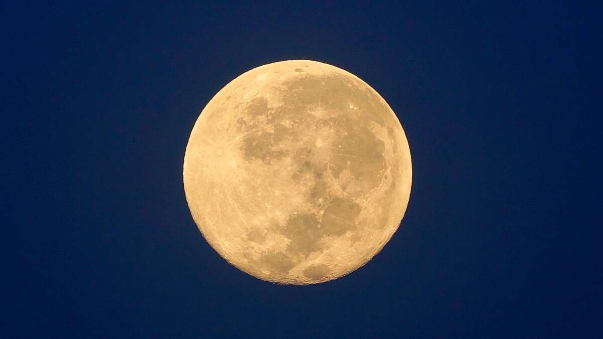 今夜のハロウィーンのブルームーンといくつかの惑星を見つける方法