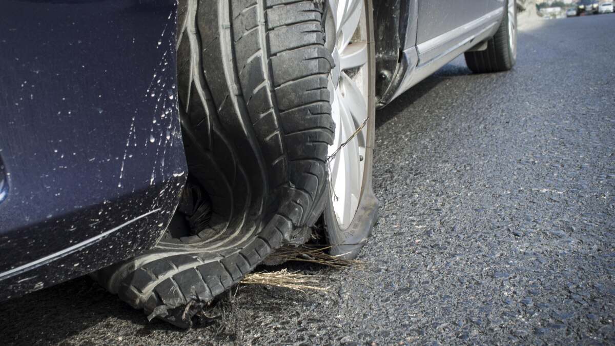運転中にタイヤがパンクしたときの対処法