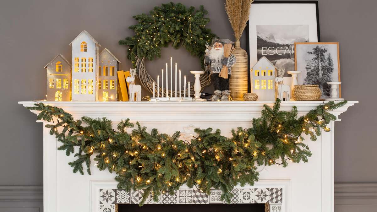 ツリー全体を使わずに部屋をクリスマスグリーンで飾る方法