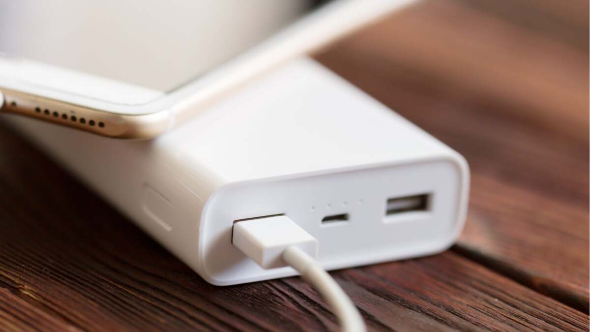 フル充電した携帯電話用モバイルバッテリーを自宅に保管する