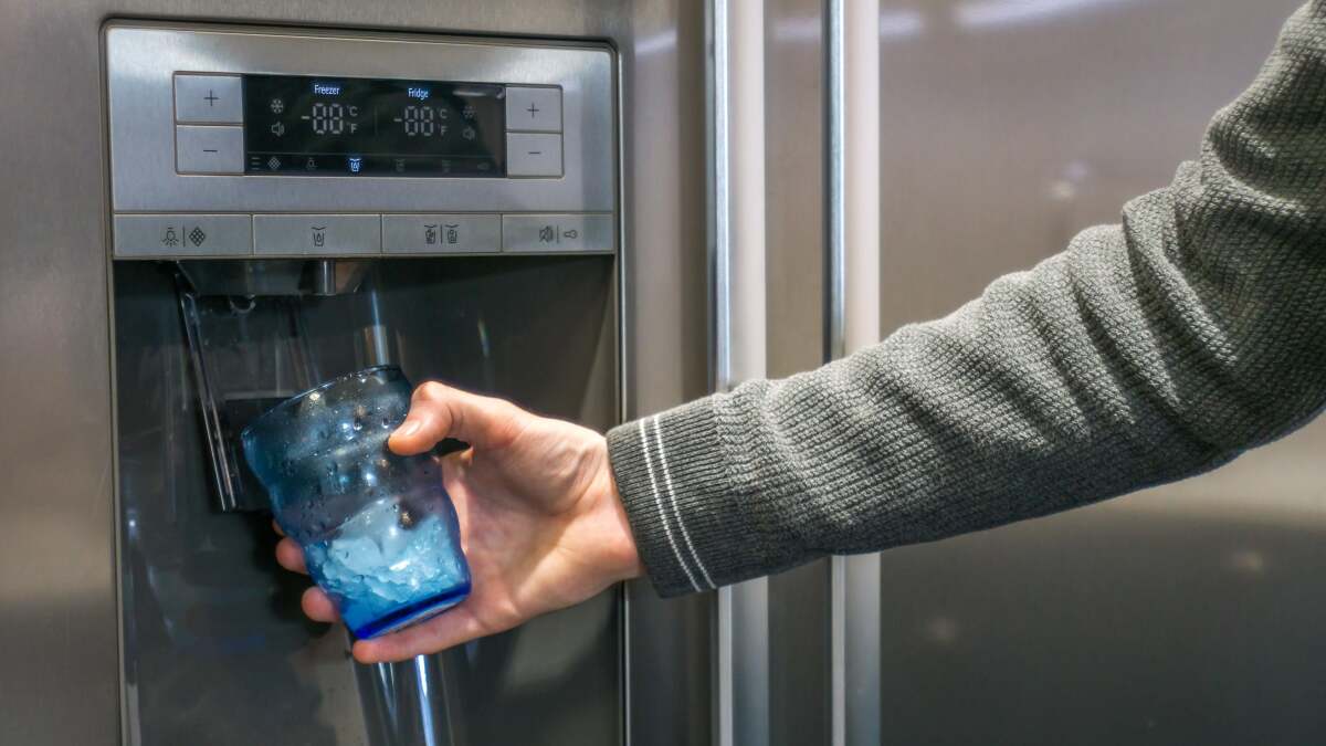 冷蔵庫の水が変な味になる理由 (およびその解決方法)