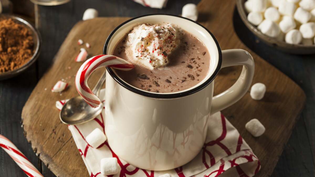 ホットチョコレートをペパーミントスティックでかき混ぜる