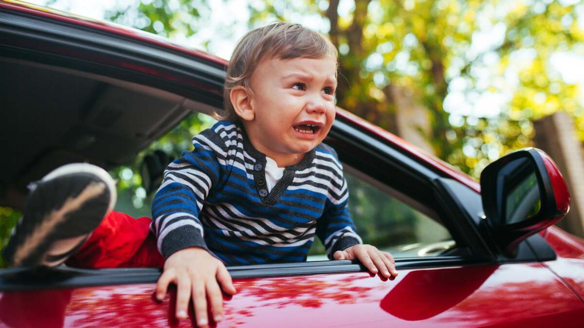 頑固なお尻の幼児をチャイルドシートに乗せる方法
