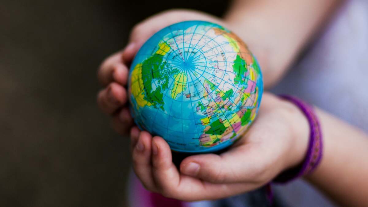 お子様と一緒にパスポートを作成して、仮想的に世界を「旅行」しましょう