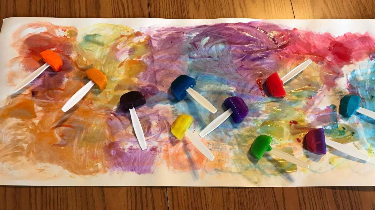 お子様に自家製ペイントアイスキャンディーで絵を描いてもらいましょう