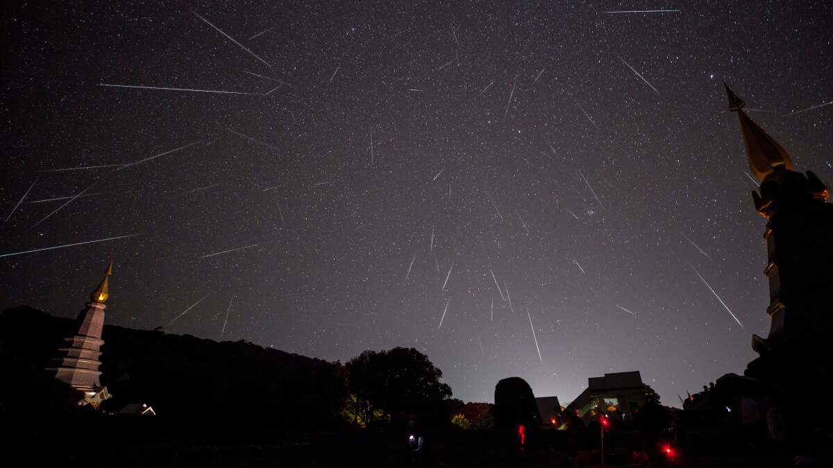 今夜のふたご座流星群のピークに合わせて、1 分あたり 2 ～ 3 個の流星を見つけよう