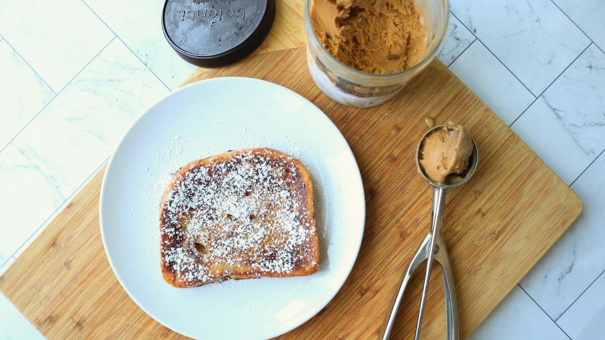 溶けたアイスクリームで簡単フレンチトーストを作る