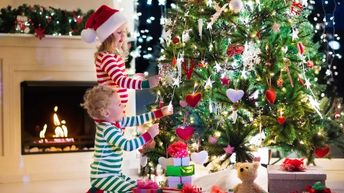 小さな子供たちがクリスマスツリーを壊さないようにする方法