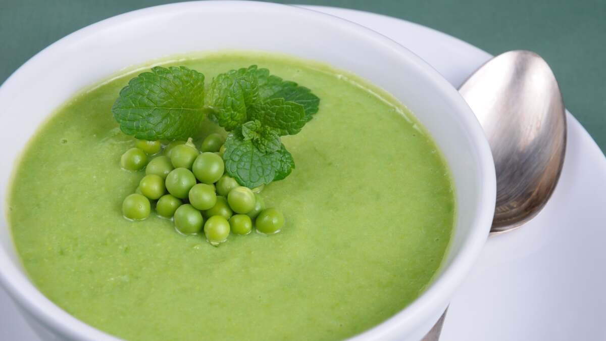 これらの冷たいエンドウ豆のスープは、簡単な夏のランチに最適です