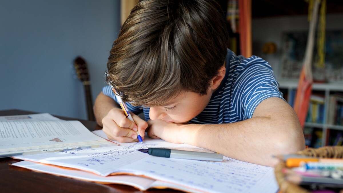 今、家に閉じこもっている子供たちのために日中の学業スケジュールを作成しましょう