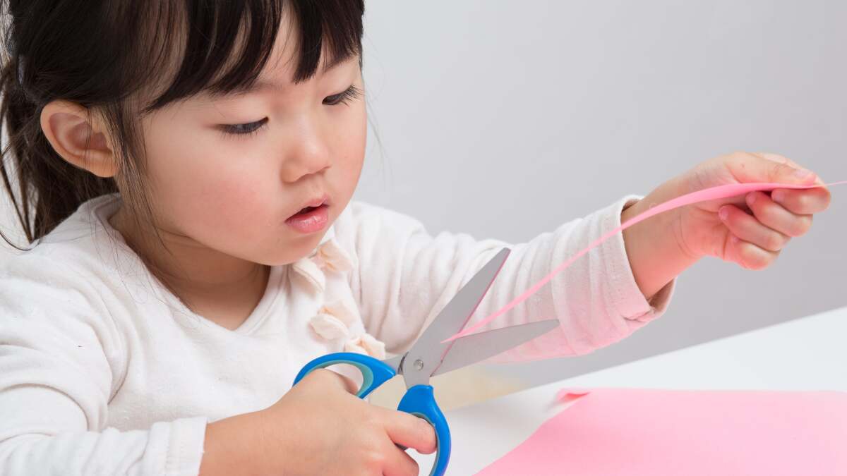 子供にハサミの持ち方を教える最も簡単な方法