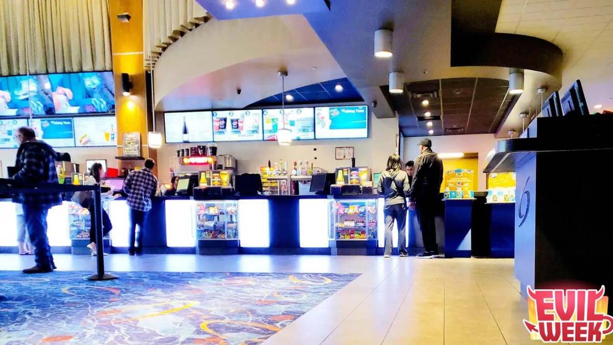 Evil Week: 犯罪の首謀者のように映画に食べ物を忍び込む方法