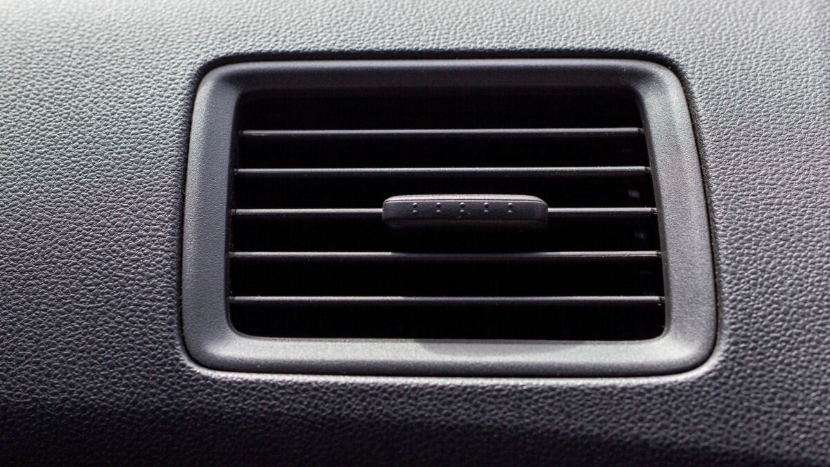 何度もぶつけたら車のエアコンが効くようになった