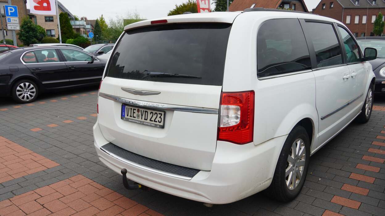 Chrysler Town & Country Minivan (1990–2016)