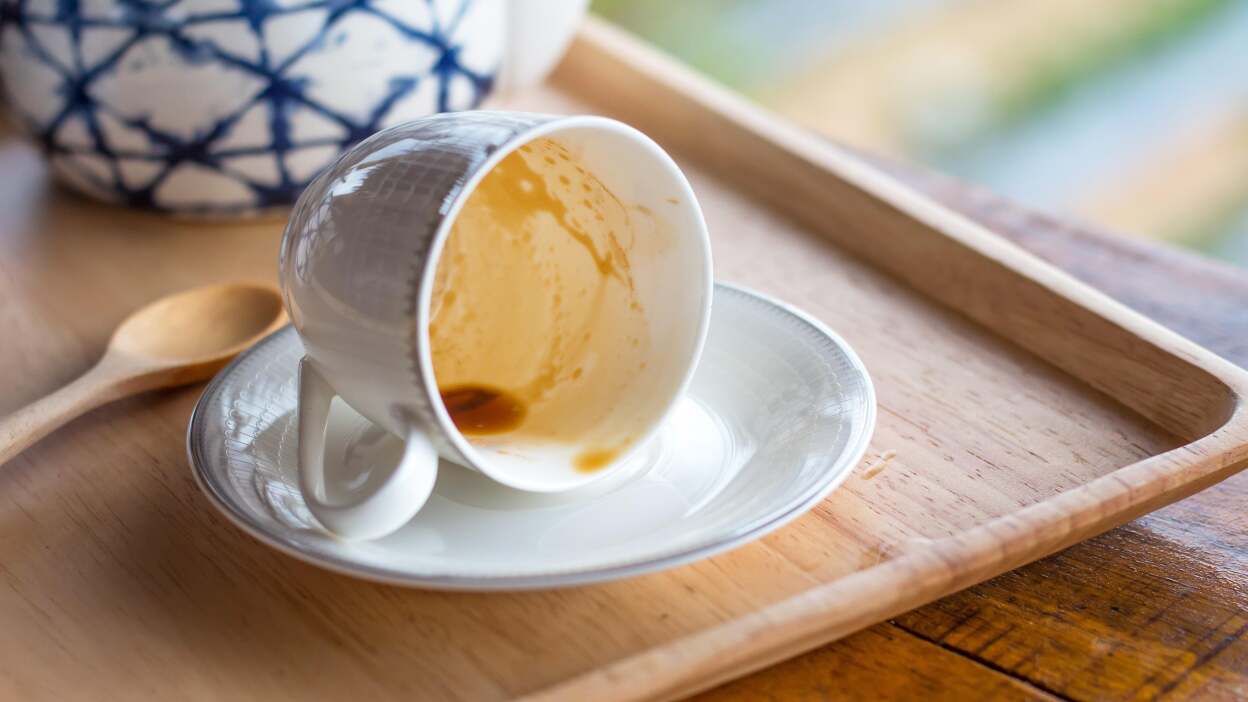 Remove tea and coffee stains from mugs