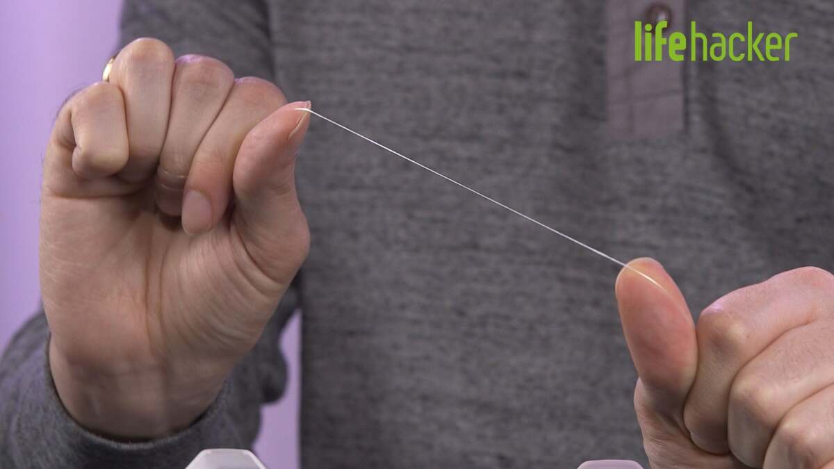 デンタルフロスを緊急用の靴ひもや台所用ひもとして使用する